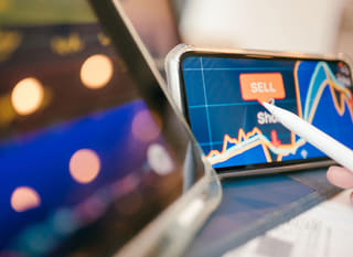 Operatore attivo su più mercati che esamina opzioni su forex, Bitcoin ed Ethereum